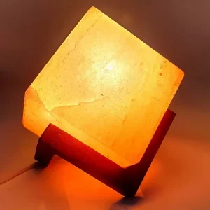 Lampada di sale dell' Himalaya cubo su piedistallo in legno 3/4 kg
